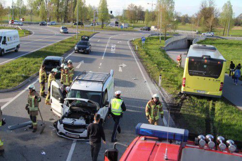 Bei dem Unfall entstand hoher Schaden: Ein Auto wurde schwer beschädigt, der Landbus kam von der Straße ab.