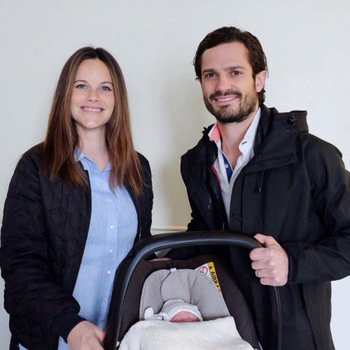 Carl Philip und Sofia mit ihrem Sohn.