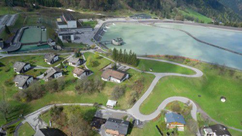 Das Hotel soll direkt am Stausee (langgezogenes Grundstück mit Baumreihe) errichtet werden.