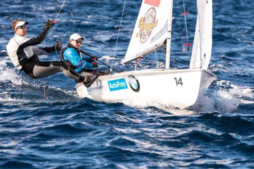David Bargehr (hinten) und Lukas Mähr segeln vor Mallorca Richtung EM-Medaille.