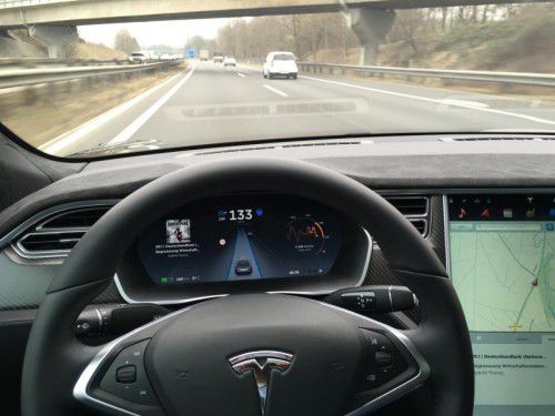 Der Autopilot lenkt den Tesla: Mit 130 km/h auf der Rheintalautobahn.