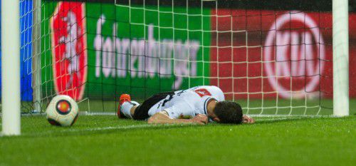 Der Ball ist hinter der Linie, der Abwehrversuch von Boris Prokopic ist gescheitert. Von Trainer Damir Canadi gab es trotz der 1:3-Niederlage Applaus für die Leistung der Spieler.