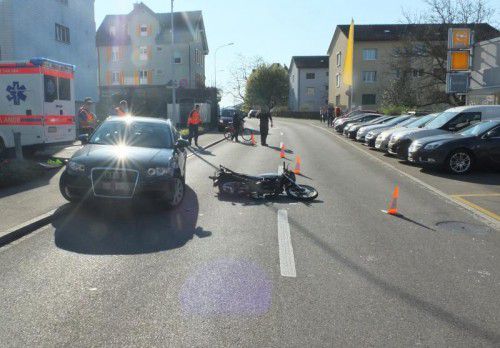 Der Biker war vom Pkw niedergestoßen worden.