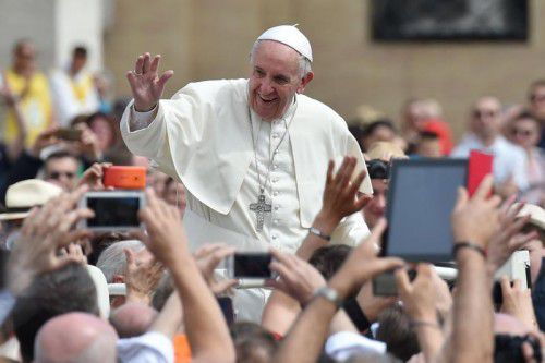 Der Papst schreibt in seinem Werk „Amoris Laetitia“ über das Thema Liebe.