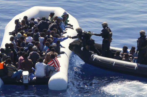 Deutsche Soldaten retten im Rahmen der EU-Mission „Sophia“ Flüchtlinge aus dem Mittelmeer.
