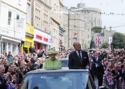 Die Briten ließen ihre Queen hochleben, als sie mit Ehemann Prinz Philip durch die Straßen fuhr.