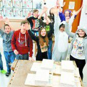 200 junge Holzhandwerker