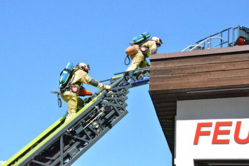 Die Feuerwehrmänner mussten Atemschutzmasken anlegen.