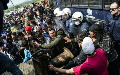 Die Flüchtlinge an der griechisch-mazedonischen Grenze weigern sich, in offizielle Aufnahmelager zu gehen. Ihre Lage wird immer verzweifelter.