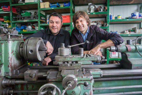 Die Integra-Geschäftsführer Robert Baljak (l.) und Stefan Koch in der Metallwerkstätte.