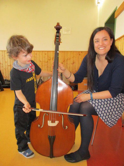 Die Kinder entlockten den Streichinstrumenten erste Töne.