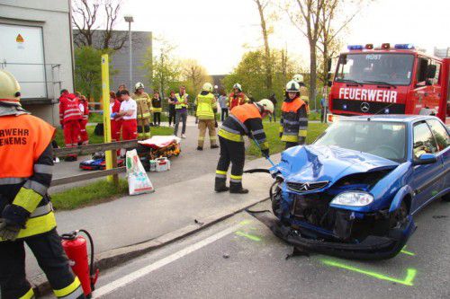 Die Kollision hatte einen Großeinsatz der Rettung und der Feuerwehr zur Folge.