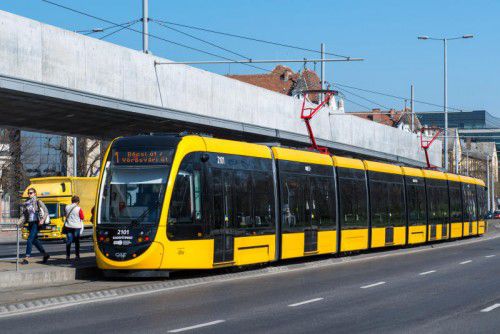 Die längste Straßenbahn der Welt fährt durch Budapest. Sie ist 55,9 Meter lang und hat eine Kapazität von 345 Passagieren.