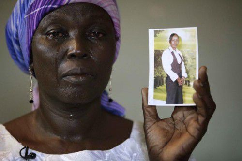 Die Mutter einer der von Boko-Haram-Islamisten entführten Schülerinnen weint um ihre Tochter.
