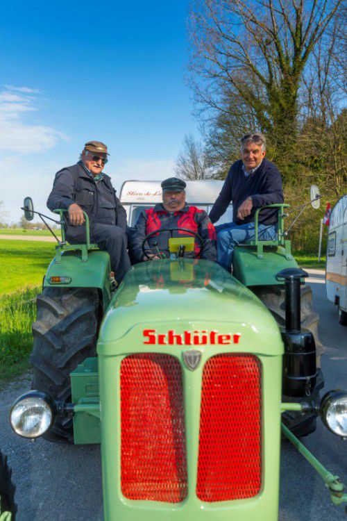 Die Pensionisten Claudio Gorga, Fredi Meyer und Reinhart Schneider (v. l.) brachen vor acht Tagen mit ihren Traktoren nach Spanien auf.