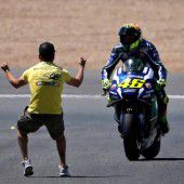 Rossi siegt im Marquez-Reich