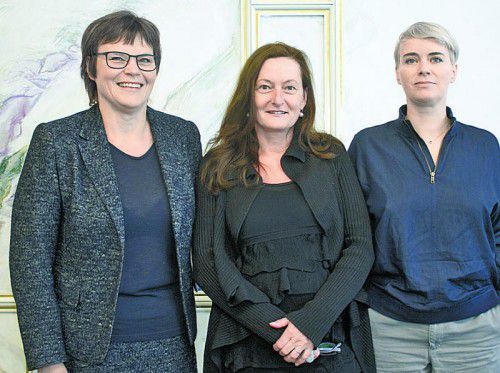 Elisabeth Mahmoud (l.) mit den Preisträgerinnen Gabriele Bösch und Petra Nachbaur.