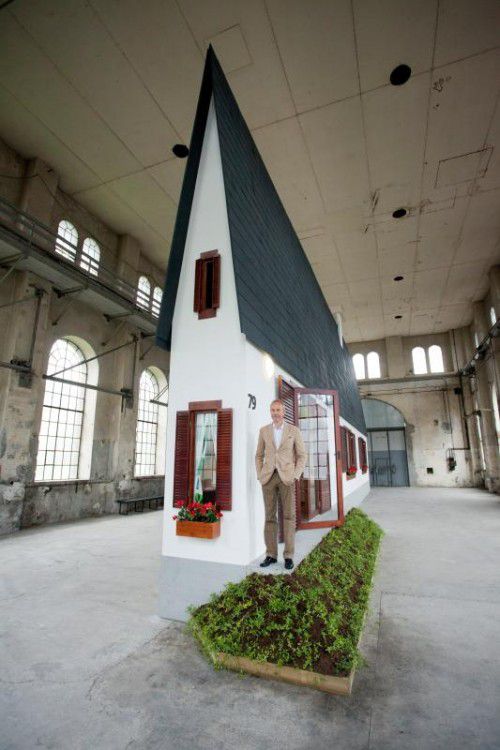 Erwin Wurms „Narrow House“ im Kunstraum.