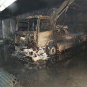 Aus Fahrzeugen wurde verkohlter Schrott