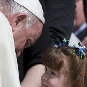Papst trifft krankes Kind