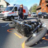 Motorradfahrer bei einer Kollision mit  Pkw schwer verletzt
