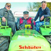 Drei Oldtimerfans fahren mit ihren Traktoren bis nach Spanien