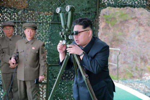 Der nordkoreanische Machthaber Kim Jong Un beobachtet einen Raketentest.
