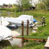 Auto rollte ins Hafenbecken