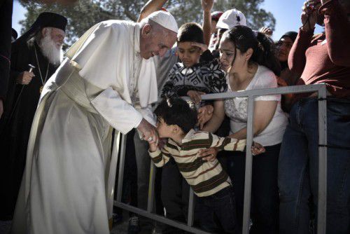 Flüchtlinge auf Lesbos bejubeln Papst Franziskus.