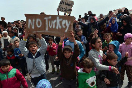 Flüchtlinge – darunter auch viele Kinder – protestieren in Griechenland gegen die geplanten Rückführungen.