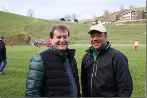 Haben derzeit allen Grund zum Lachen: Langenegg-Funktionär Raimund Steurer und Trainer Eric Orie (rechts).