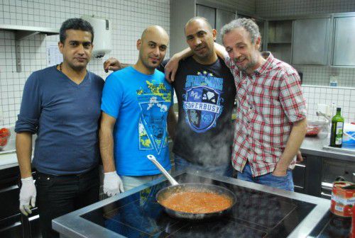 Haidar, Akeel, Osama und Christian (v. l.) beim gemeinsamen Kochabend.