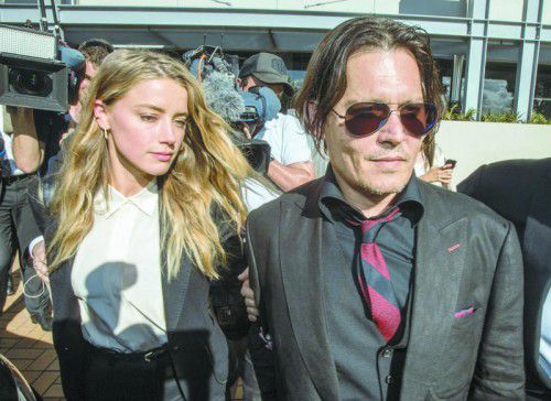 Heard (29) und Depp (52) fielen sich im Gerichtssaal in die Arme, wie Reporter berichteten.