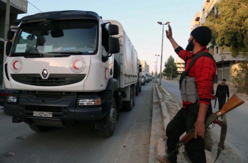 In einem von Rebellen kontrollierten Gebiet wird die Waffenruhe für einen Hilfsgütertransport genutzt. 