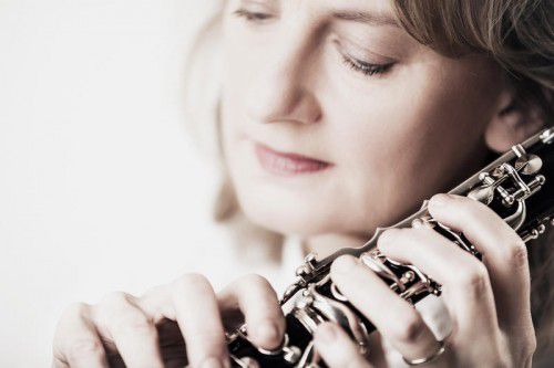In mehr als 30 Jahren führten die Klarinettistin Sabine Meyer Konzerte in alle Musikzentren Europas sowie nach Brasilien, China, Australien, Japan und in die USA.