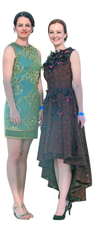 In Roben aus dem Hause Sigrun Brändle: die VN-Redakteurinnen Hanna Reiner (l.) und Tanja Güfel.