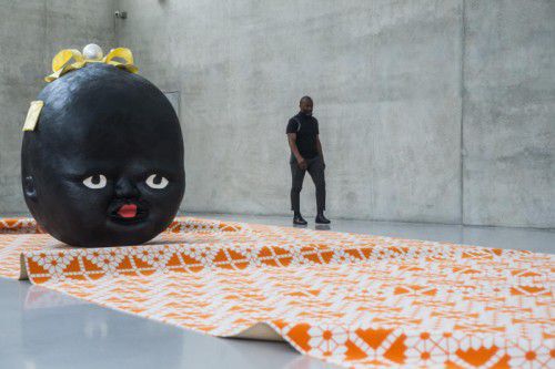 In seiner Schau „Black Archive“ im Kunsthaus Bregenz macht Theaster Gates im Alltag noch (versteckt) präsente Ressentiments unübersehbar.