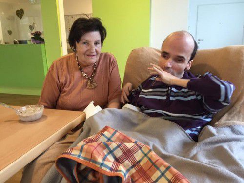 Inge Kaufmann besucht ihren gehandicapten Sohn Philipp jeden Morgen im Pflegeheim.