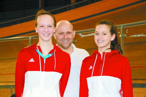 Julia Monschein (l.), Trainer Rene Helfer und Antonia Grabher bei der Fecht-WM in Bourges.