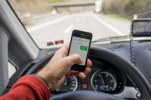 Künftig ist es verboten, am Steuer SMS zu lesen oder zu schreiben.