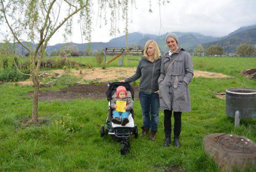 Lena Hopp mit Tochter Medita und Melissa Hiebeler im „Garten unser“ in Sulz.