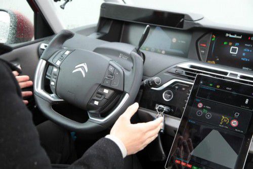 Level-3-Fahrzeuge sind die Autos, bei denen der Fahrer weder die Hände am Lenkrad, noch die Aufmerksamkeit auf den Verkehr gerichtet haben muss.