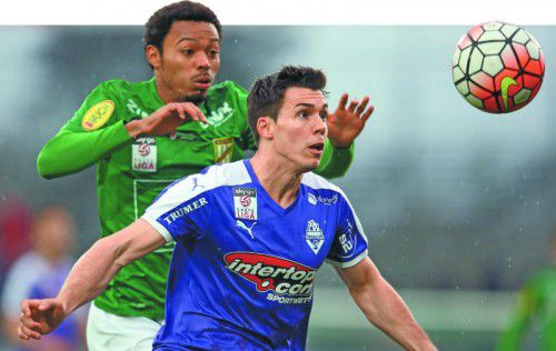 Lustenaus Bruno Felipe Souza Da Silva (hinten) und der Salzburger Elias Kircher haben das Spielgerät, den Ball, fest im Visier.