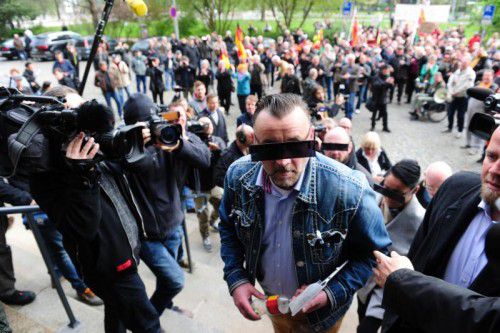 Lutz Bachmann erschien mit einer Brille in der Form eines schwarzen „Zensurbalkens“ vor Gericht.