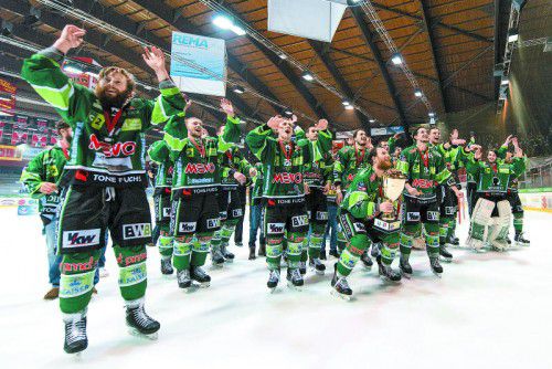 Marc Stadelmann und seine Kollegen vom EHC Bregenzerwald präsentieren stolz den Pokal – die Meisterfeier soll am Samstag im E-Werk in Andelsbuch über die Bühne gehen.