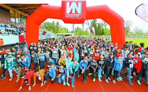 Mit ihrem tollen Engagement gegen die Armut setzten die Schülerinnen und Schüler dem Grau des kalten Tages einen ebenso unbeschwerten wie bunten Akzent auf.