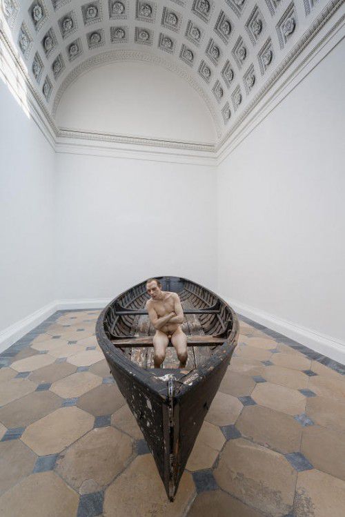 Mit unglaublicher Detailtreue hat Mueck diese Figur, die etwas mehr als die halbe Lebensgröße besitzt, in das Boot gesetzt.