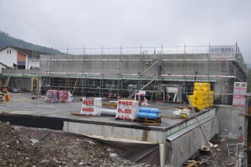 Nach der Isolierung wird die Keramikfassade montiert.