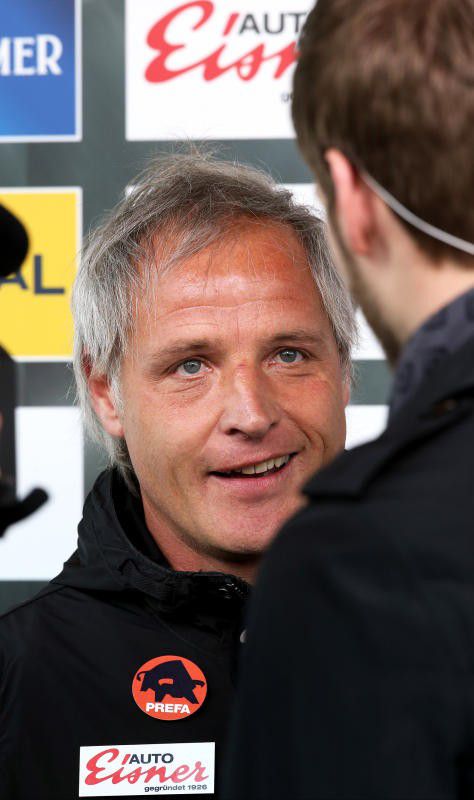 Premiere zum 100er für Heimo Pfeifenberger. Er feierte als Trainer seinen ersten Sieg über Ried.