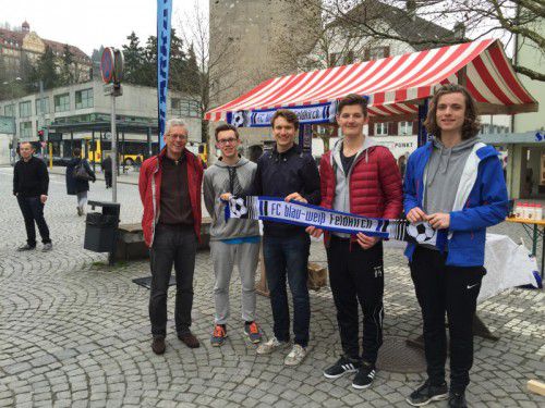 Professor und Projektbetreuer Markus Hämmerle (l.) mit seinen engagierten Schülern Alexander Peherstofer (18), Edwin Rosenberger (18), Lukas Müller (18) und Stefan Angerer (18) – von links.